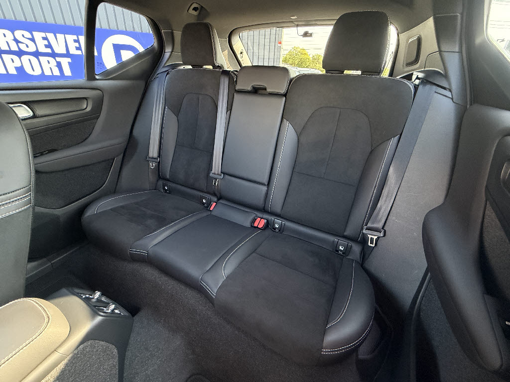ボルボ ボルボ ＸＣ４０ Ｂ４ Ｒデザイン ＡＷＤ