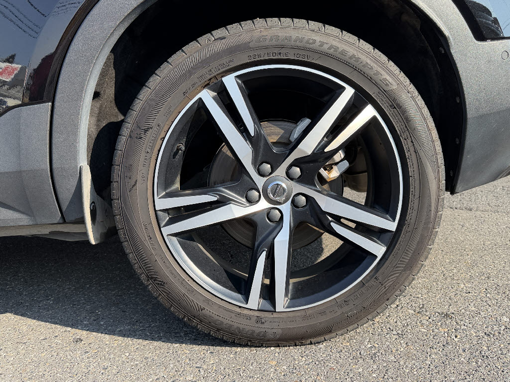 ボルボ ボルボ ＸＣ４０ Ｂ４ Ｒデザイン ＡＷＤ