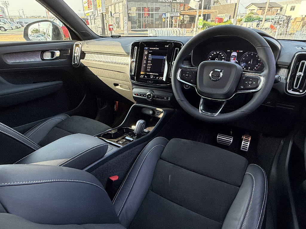 ボルボ ボルボ ＸＣ４０ Ｂ４ Ｒデザイン ＡＷＤ