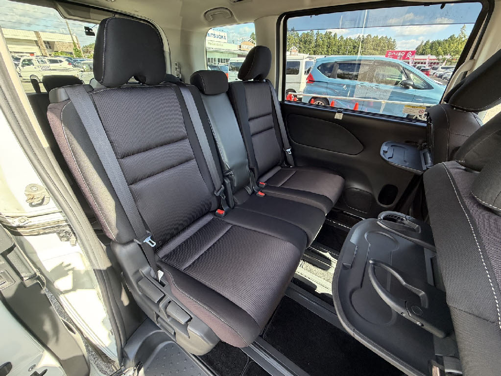 ニッサン セレナＨＶ ﾊｲｳｪｲｽﾀｰVｾﾚｸｼｮﾝ 4WD