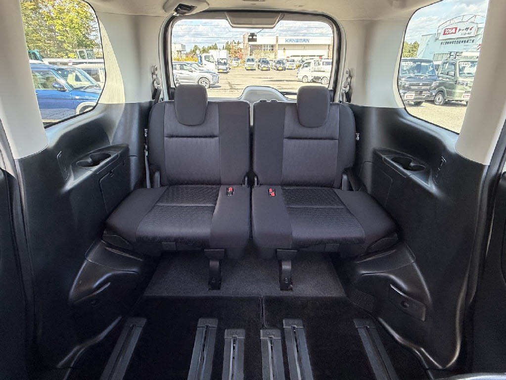 ニッサン セレナＨＶ ﾊｲｳｪｲｽﾀｰVｾﾚｸｼｮﾝ 4WD