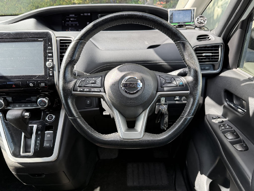 ニッサン セレナＨＶ ﾊｲｳｪｲｽﾀｰVｾﾚｸｼｮﾝ 4WD